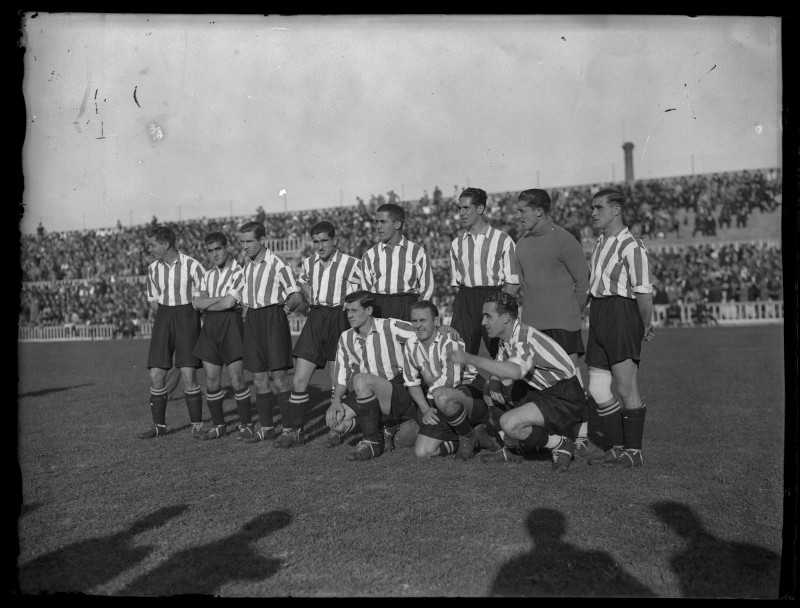 Equipo del Athlétic Club de Bilbao posando antes de un encuentro contra el Hércules, en el campo de Bardín, Alicante. Noviembre de 1935