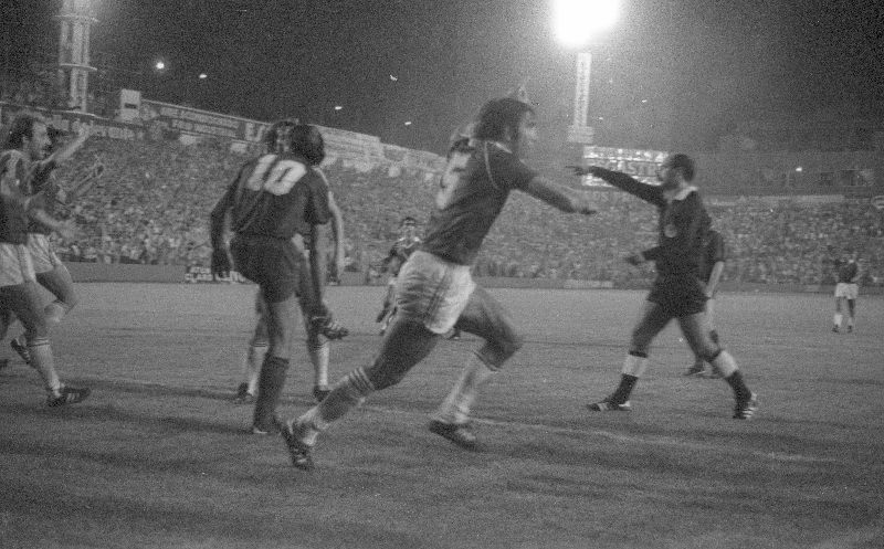 Secuencia de un gol del Real Murcia, protestado por los jugadores del Fútbol Club Barcelona y anulado por el árbitro, durante un encuentro celebrado en el estadio de La Condomina.