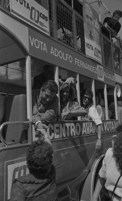 Adolfo Suárez, líder de Centro Democrático Social, hace campaña por las calles de Murcia durante las elecciones municipales de 1987