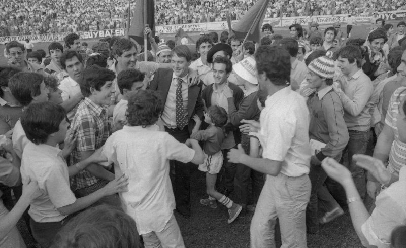 El entrenador del Real Murcia, José Víctor Rodríguez, es felicitado por los aficionados en el campo de La Condomina  tras la victoria que suponía el ascenso del equipo a Primera División, el 18 de mayo de 1980