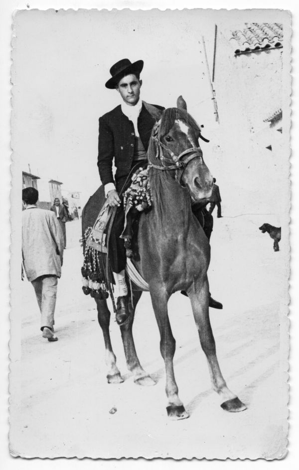 Lázaro Fernández, con diecisiete años, sobre un caballo enjaezado durante la romería de San Isidro de Cehegín.