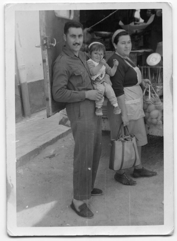 Lázaro Fernández, con su hija Mari Carmen en brazos, y su esposa Mari Carmen López, junto a un furgón de venta ambulante en su primer destino como guardia en Torre del Medio, Santa Pola.