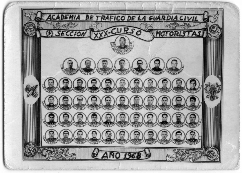 Orla fotográfica de los profesores y alumnos del XXX curso de motoristas de la Academia de Tráfico de la Guardia Civil. Año 1968.