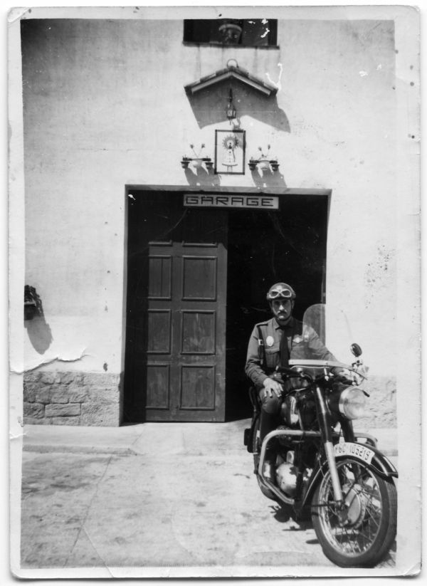 Lázaro Fernández posa sobre una motocicleta Sanglas 400, matrícula PGC-105219, de la Agrupación de Tráfico de la Guardia Civil, a la puerta del garaje del cuartel de Gandesa.