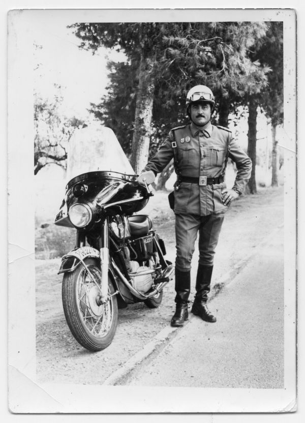 Lázaro Fernández junto a una motocicleta Sanglas 400, de la Agrupación de Tráfico de la Guardia Civil, en una carretera cercana a Gandesa.