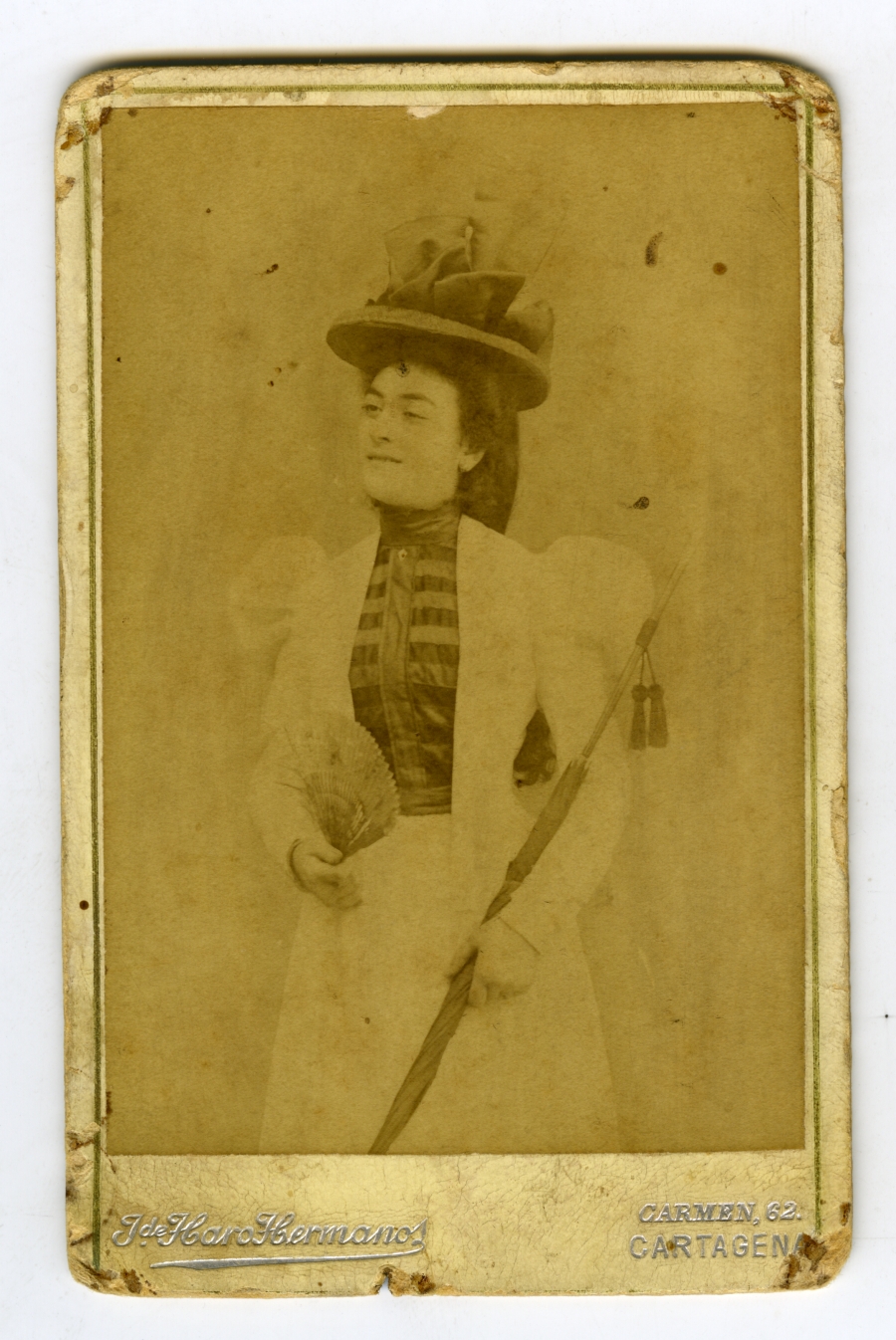 Retrato de una mujer con un abanico y una sombrilla