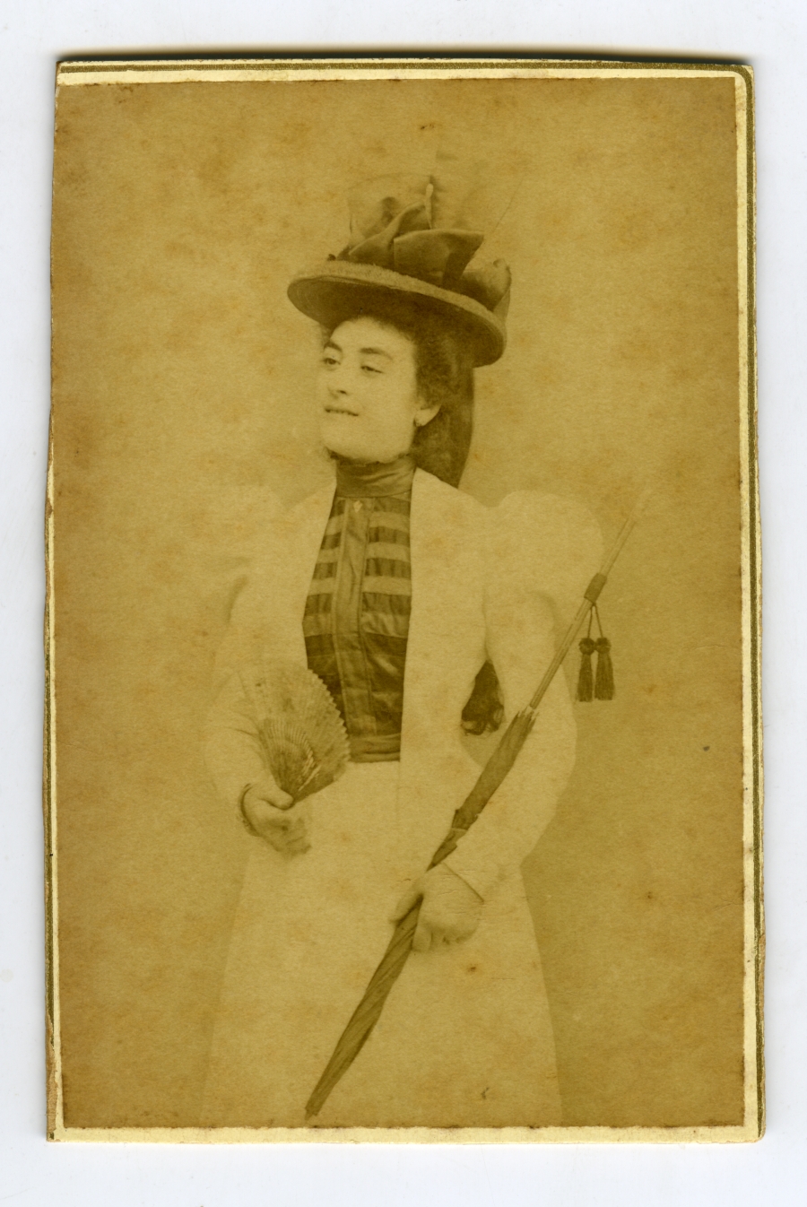 Retrato de una mujer con un abanico y una sombrilla