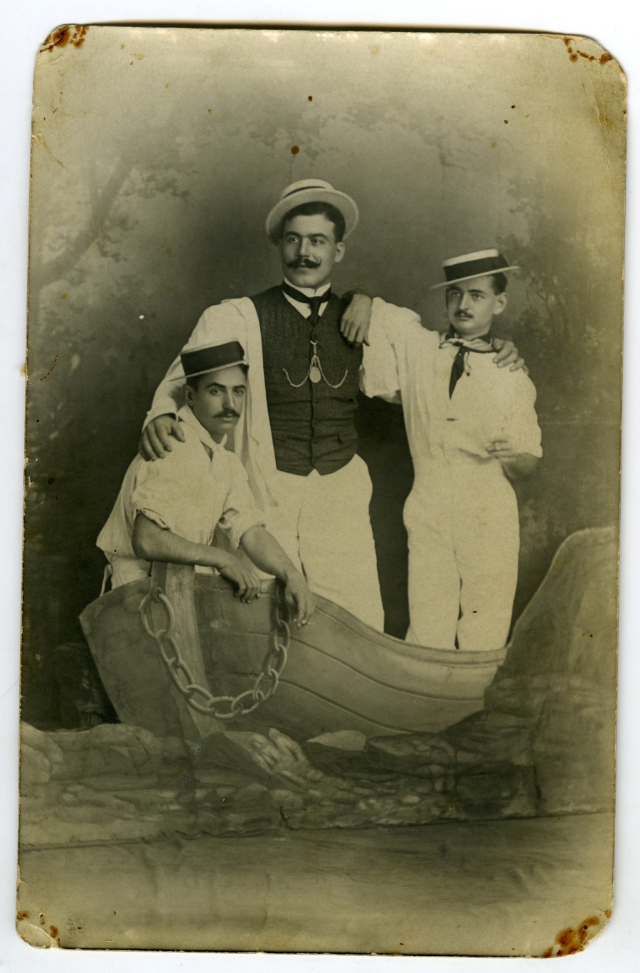 Retrato de Francisco Martínez Rodríguez, Francisco Cegarra y un acompañante sobre una barca de atrezo