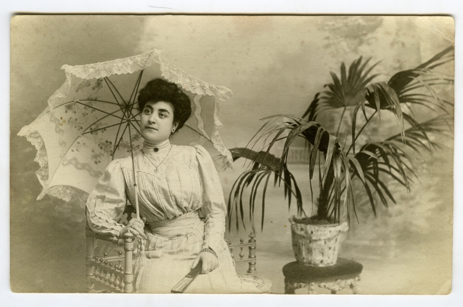 Retrato de Isabel Plazas García con una sombrilla
