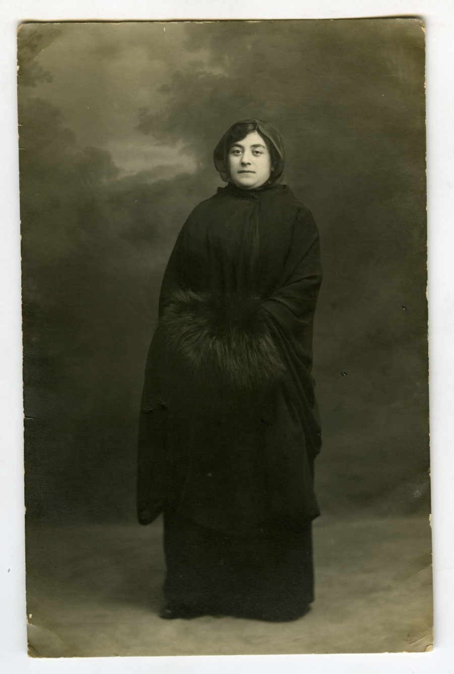 Retrato de Ana Plazas García vestida con una túnica oscura