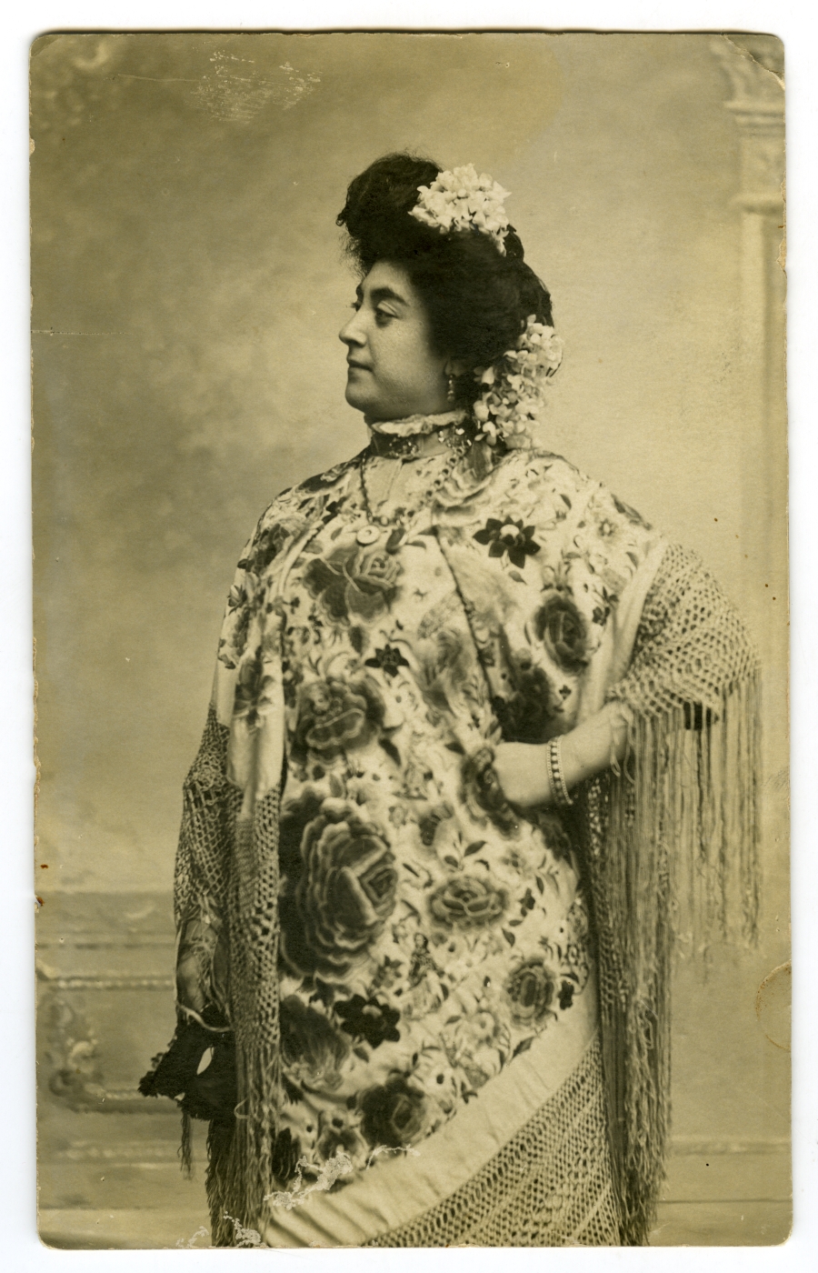 Retrato de Ana Plazas García con un vestido de flores y mantilla