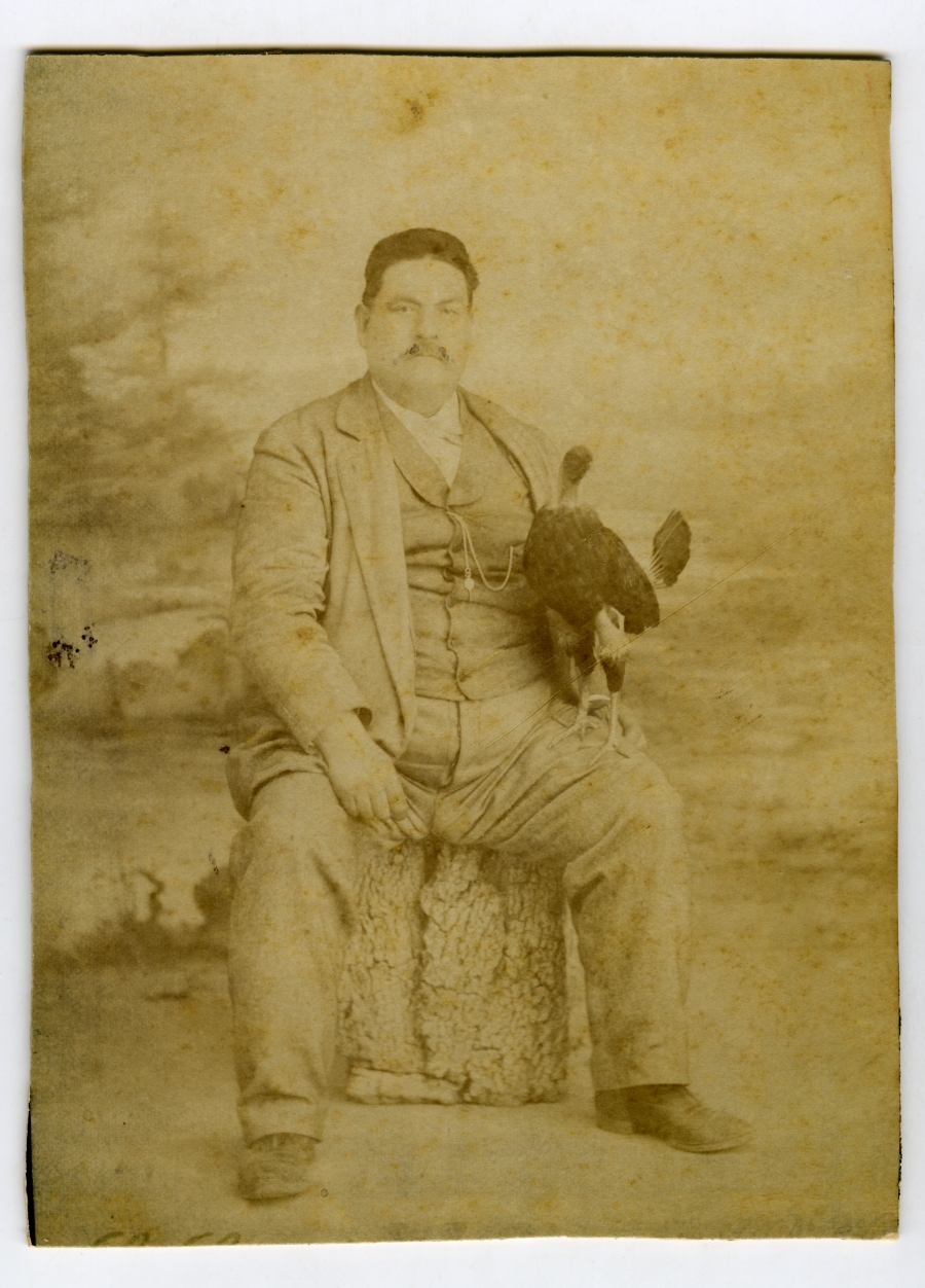 Retrato de Juan Lorenzo Plazas con un gallo de pelea en su regazo