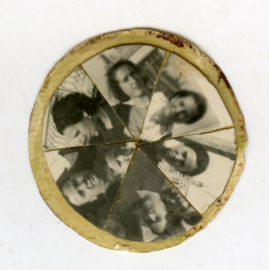 Varios retratos de pequeño formato pegados sobre un cartón circular