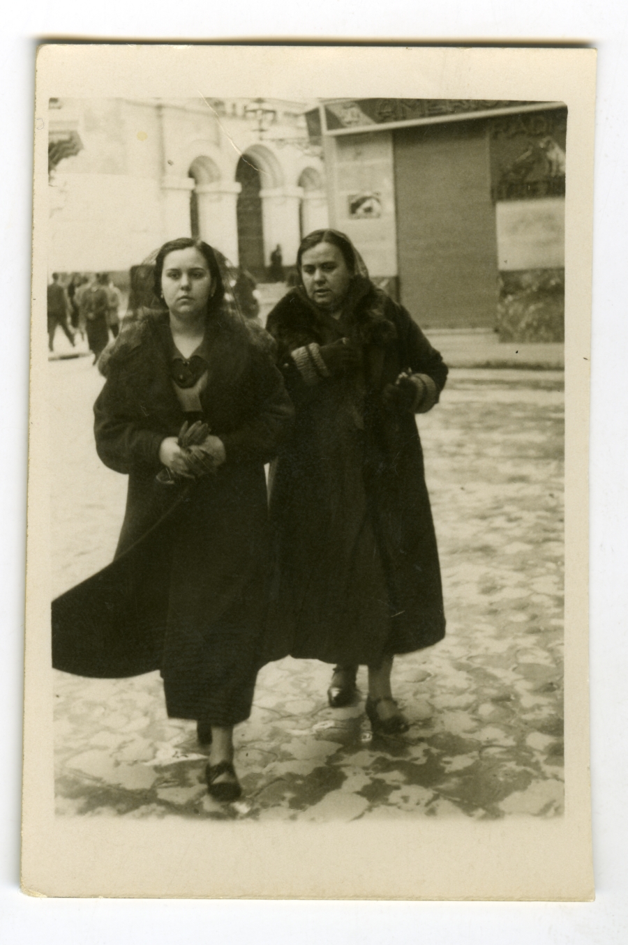 Retrato de Maria Ana López Ros y Soledad Ros Ruiz caminando por la calle