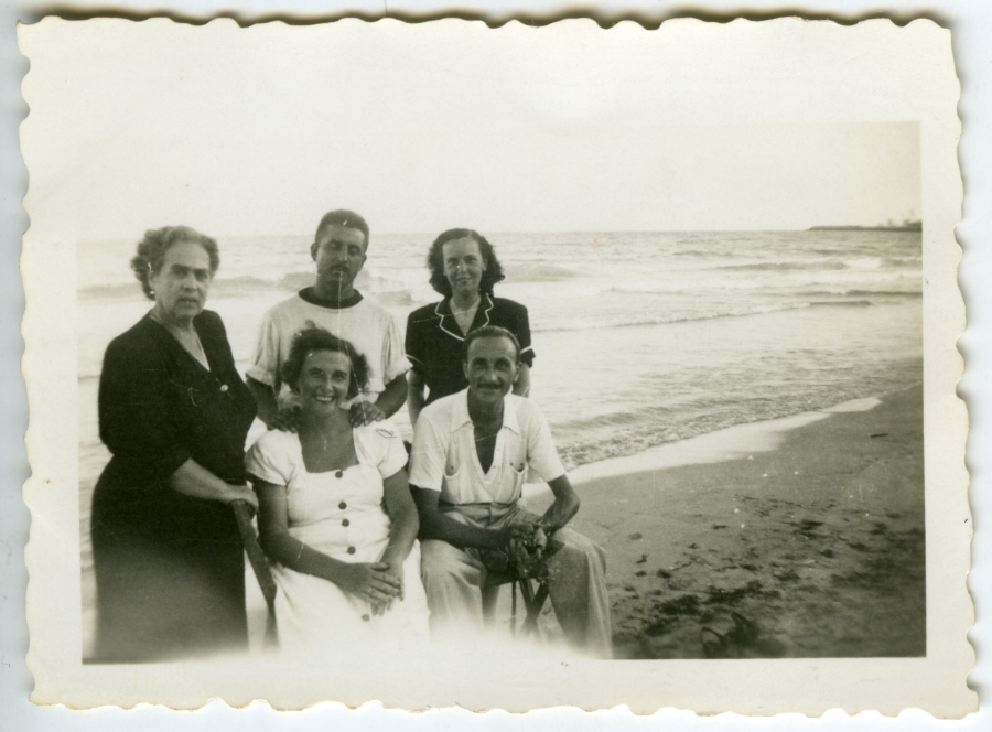 Retrato de familia a la orilla del mar