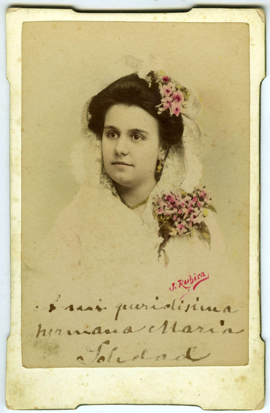 Retrato coloreado de una mujer con flores y mantilla