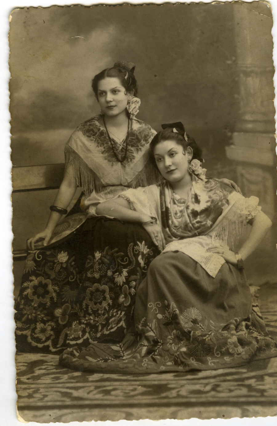 Retrato de dos jóvenes vestidas de huertanas