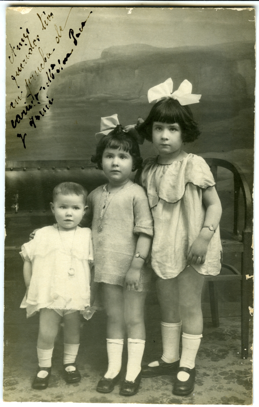 Retrato de la niña Maria Ana López Ros con sus hermanos Paco y Trini