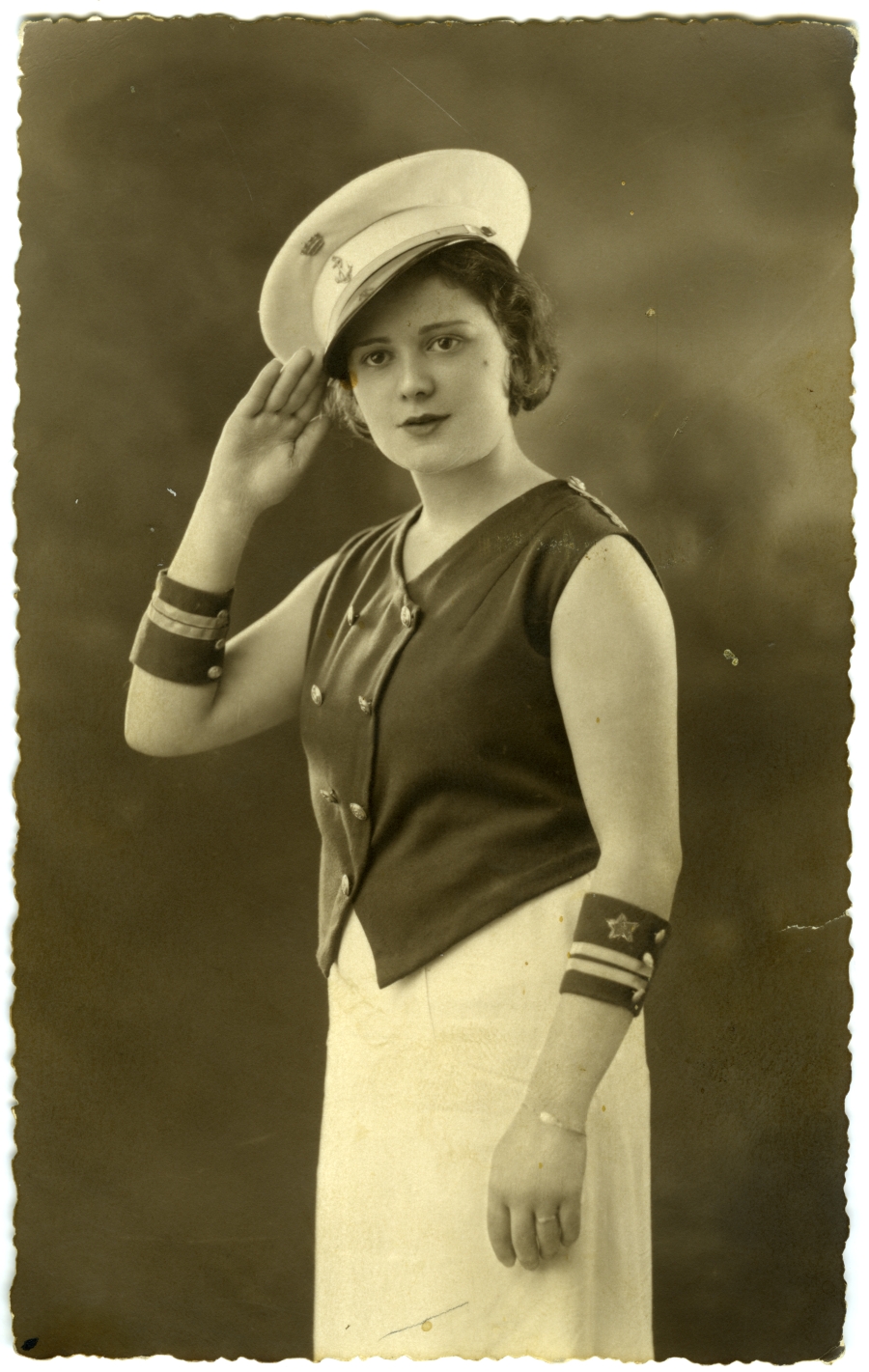 Retrato de una mujer joven disfrazada de marinera