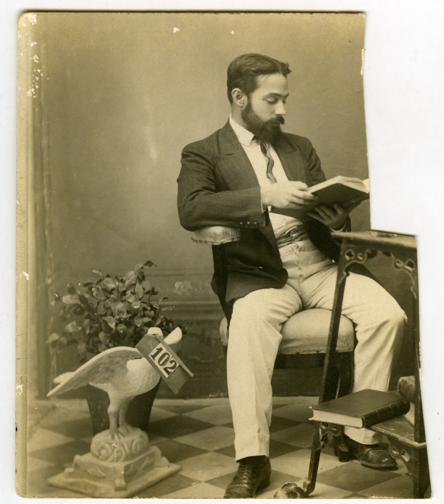 Retrato de un hombre leyendo un libro