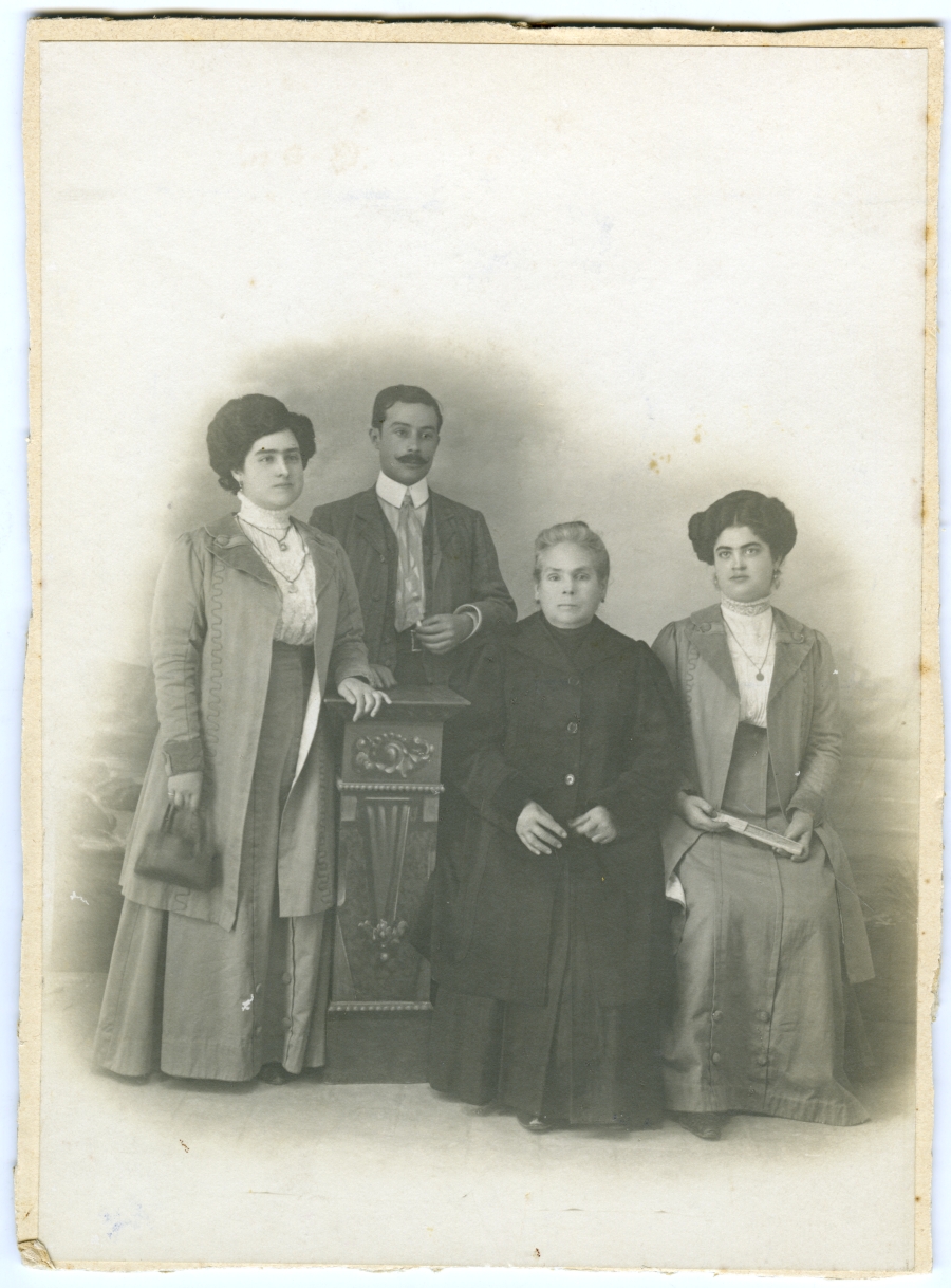 Retrato de Jacobo López Cambé y tres mujeres