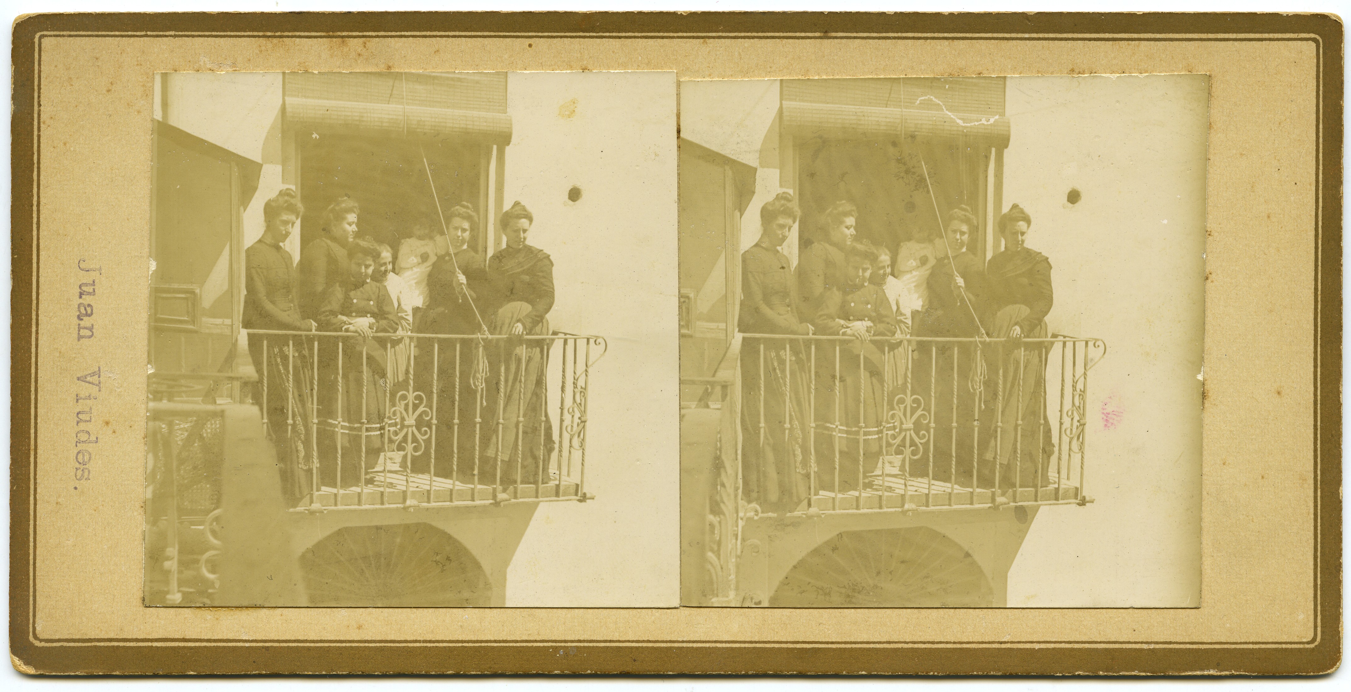 Retrato de grupo de señoras asomadas en el balcón de la calle San Nicolás de Murcia