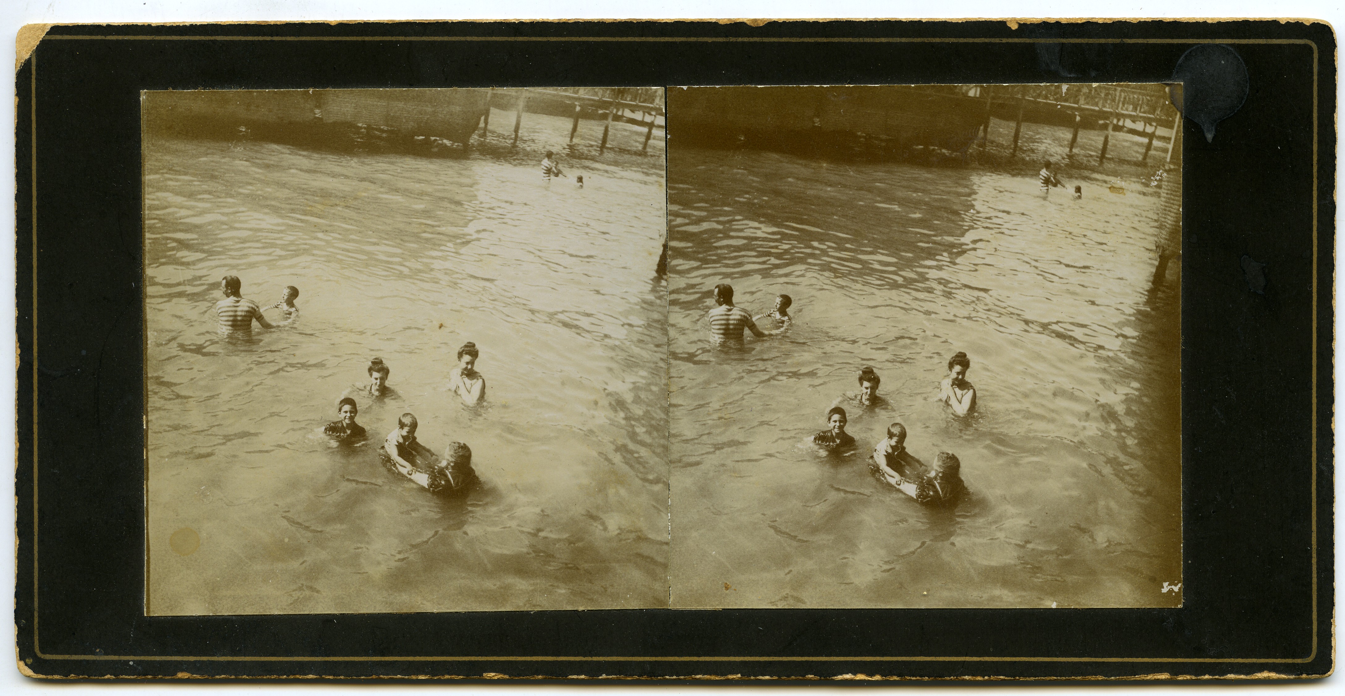Retrato de Amparo Pascual, Dolores y Luisa Fontes, Luis Viudes y Trinidad Viudes Fontes bañandose en el Balneario 