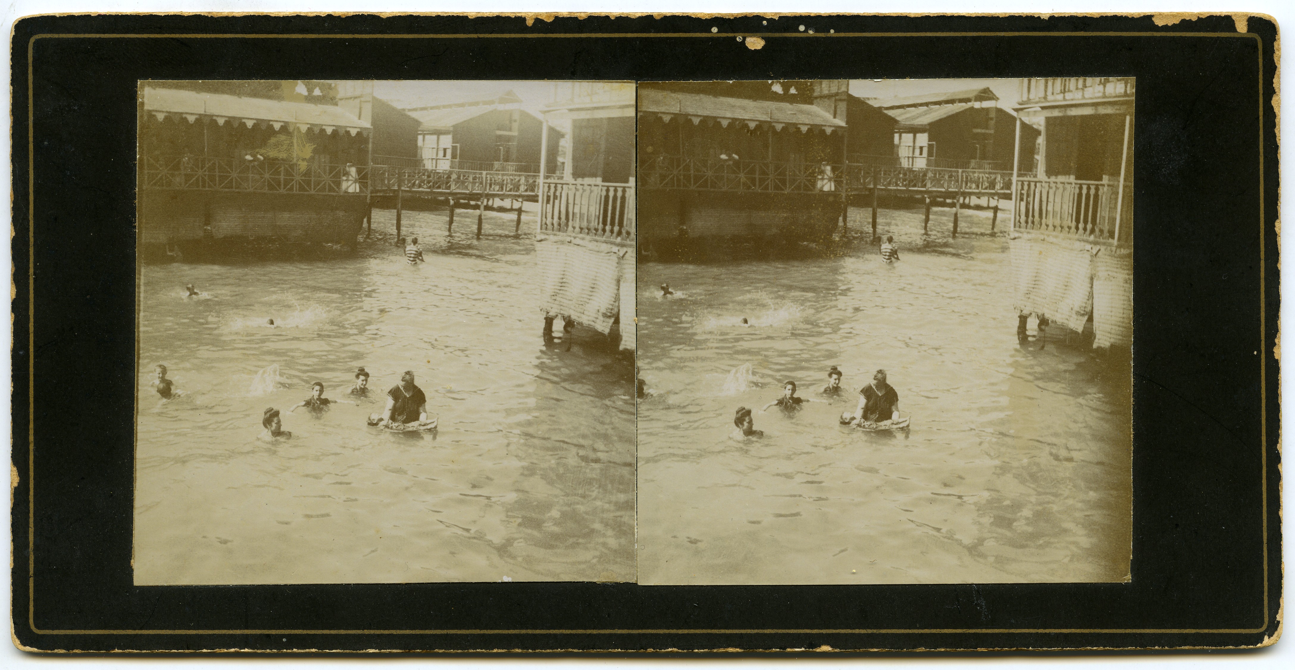 Retrato de Amparo Pascual, Dolores y Luisa Fontes, Luis Viudes y Trinidad Viudes Fontes bañandose en el Balneario 