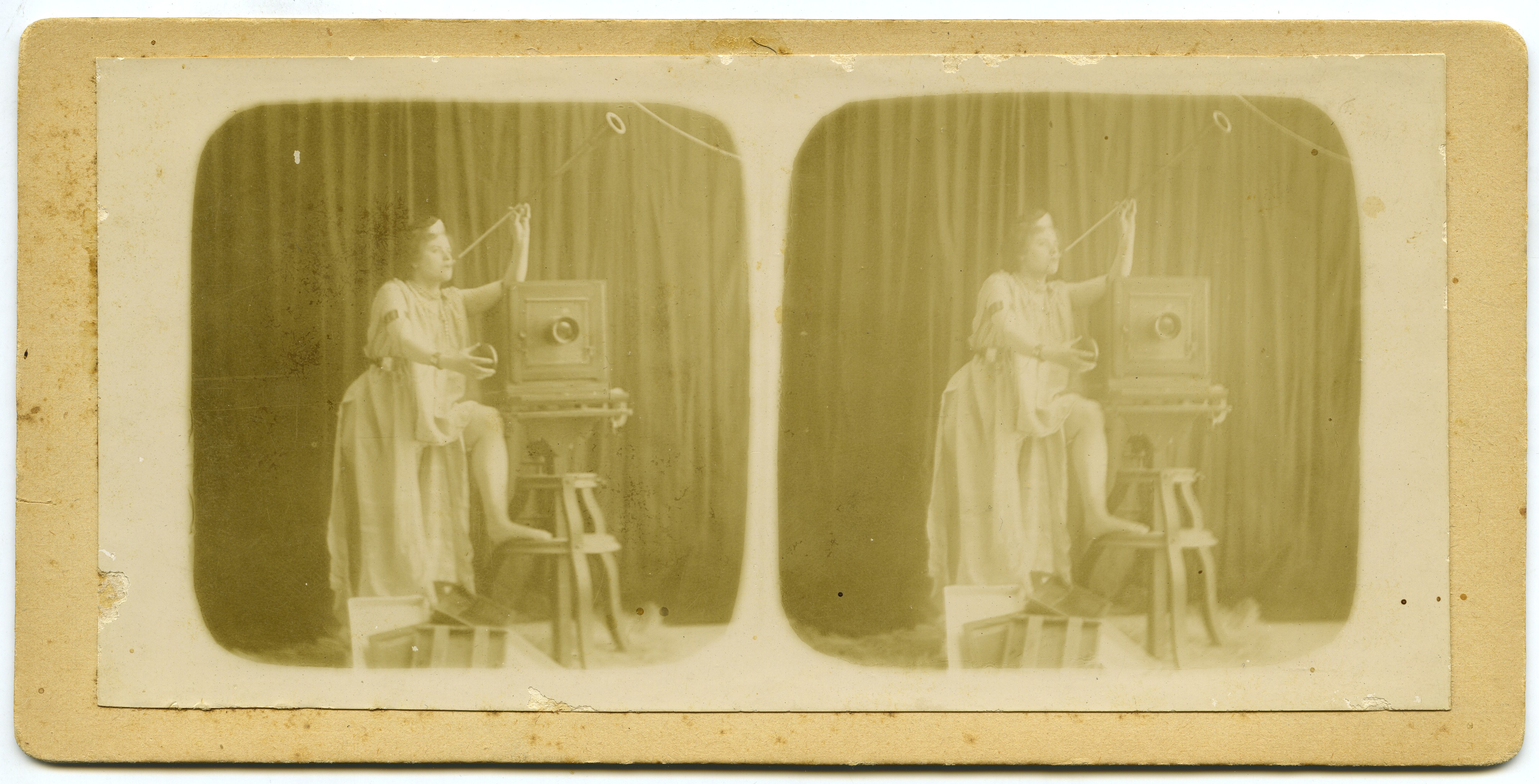 Retrato de Trinidad Pascual vestida de romana junto a la cámara fotográfica de un estudio