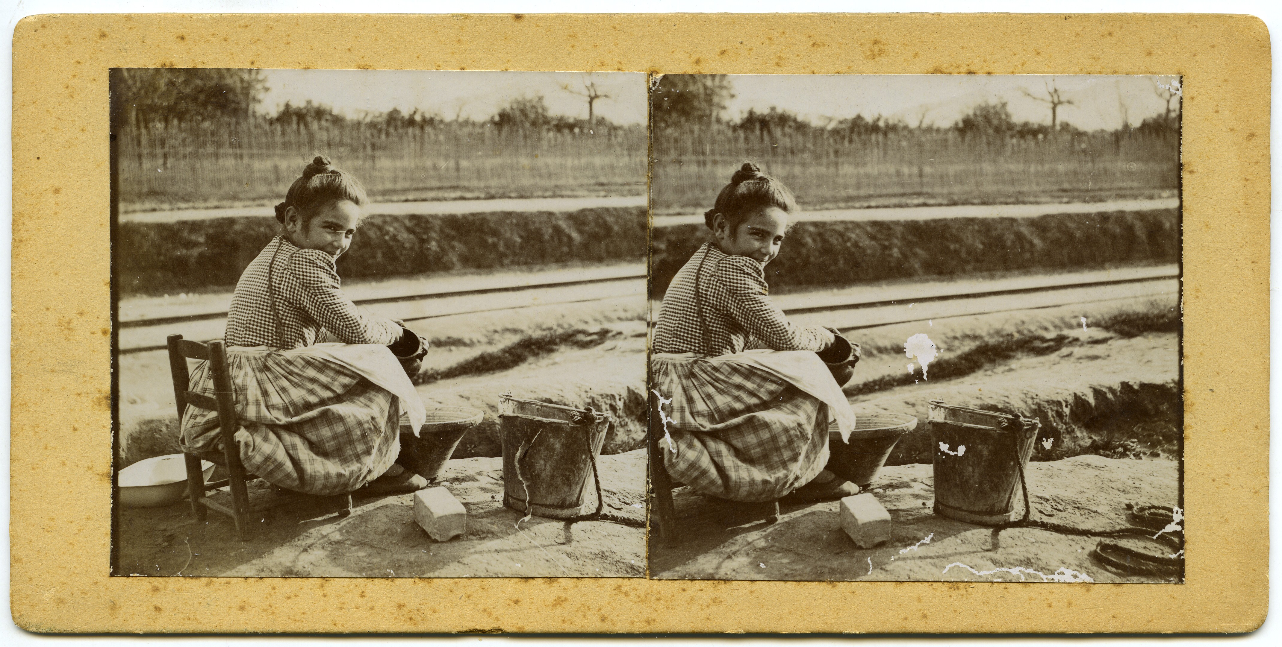 Retrato de una niña lavando las cazuelas en el lebrillo junto a la acequia