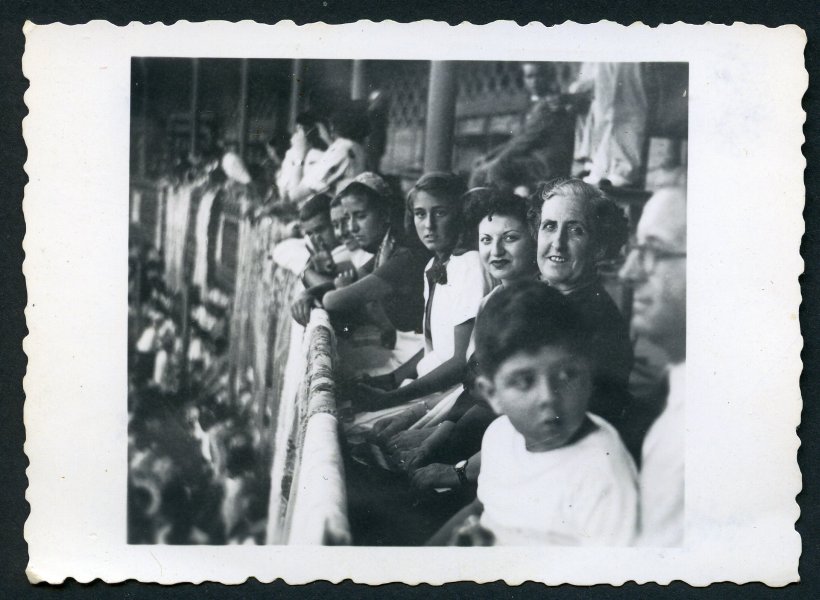 Retrato de grupo de la familia Martínez Miracle en la Plaza de Toros de Murcia.
