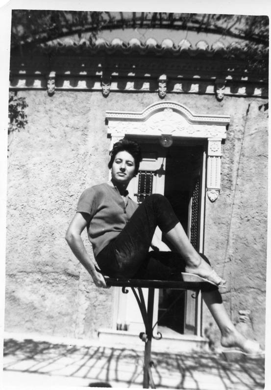 Ana María Martínez Martínez sentada en una mesa de jardín de una casa de veraneo.