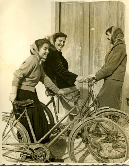 Tres chicas de excursión en La Palma con bicicletas.