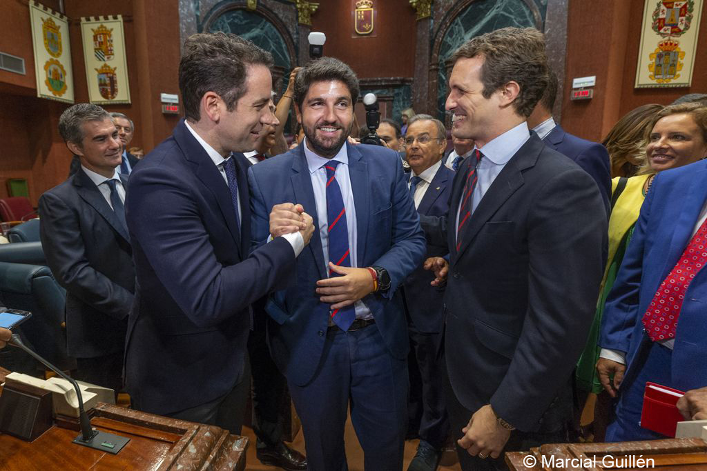 Fernando López Miras acompañado por Pablo Casado y Teodoro García, tras ser investido como presidente, fotografía de Marcial Guillén