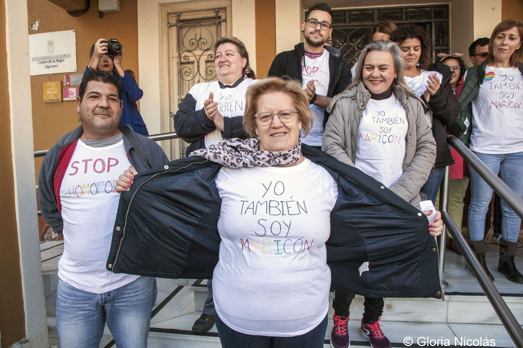 Apoyo al alcalde de Algezares, víctima de pintadas homófobas, fotografía de Gloria Nicolás