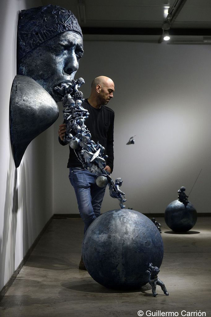 El artista plástico yeclano Lidó Rico con su obra, fotografía de Guillermo Carrión