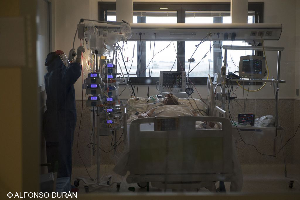 Paciente infectado por Covid es atendido en hospital, fotografía de Alfonso Durán