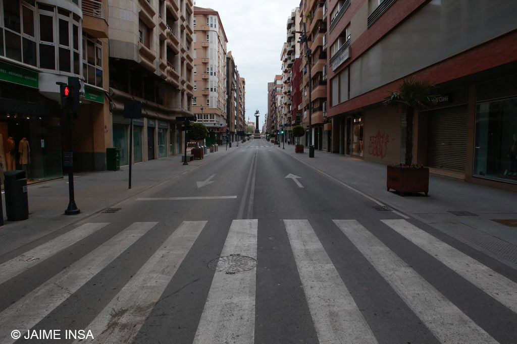La Avenida Juan Carlos I de Lorca vacía en jueves santo a causa de las restricciones por Covid, fotografía de Jaime Insa