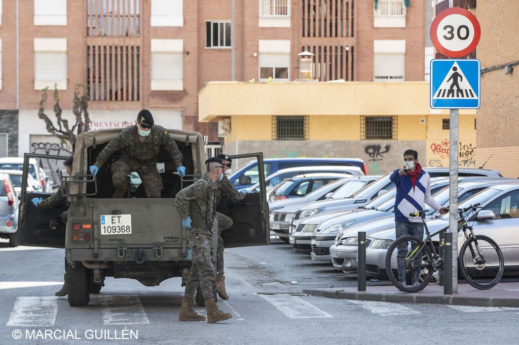 Militares colaboran con el control del confinamiento en el estado de alarma por Covid, fotografía de Marcial Guillén