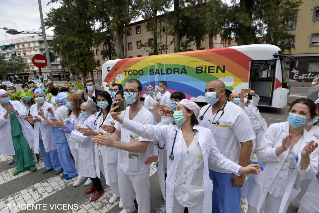 Sanitarios aplauden ante el hospital durante la primera ola de Covid, fotografía de Vicente Vicens