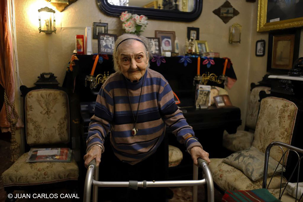 Luisa Cabello, “Doña Luisa”, maestra jubilada de 106 años, durante una entrevista en su domicilio, fotografía de Juan Carlos Caval