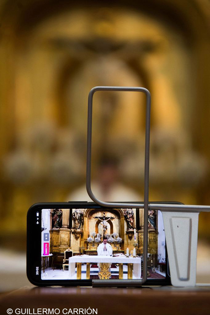El párroco de la iglesia de San Pedro, José Sánchez, imparte misa por Instagram a los fieles durante el confinamiento, fotografía de Guillermo Carrión