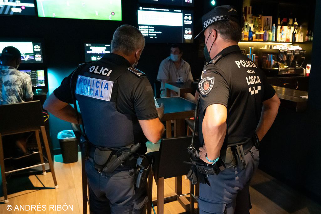 Agentes de la Policia Local realizando controles de cumplimiento de las normas establecidas, por la pandemia de Covid, en establecimientos de hostelería, fotografía de Andrés Ribón