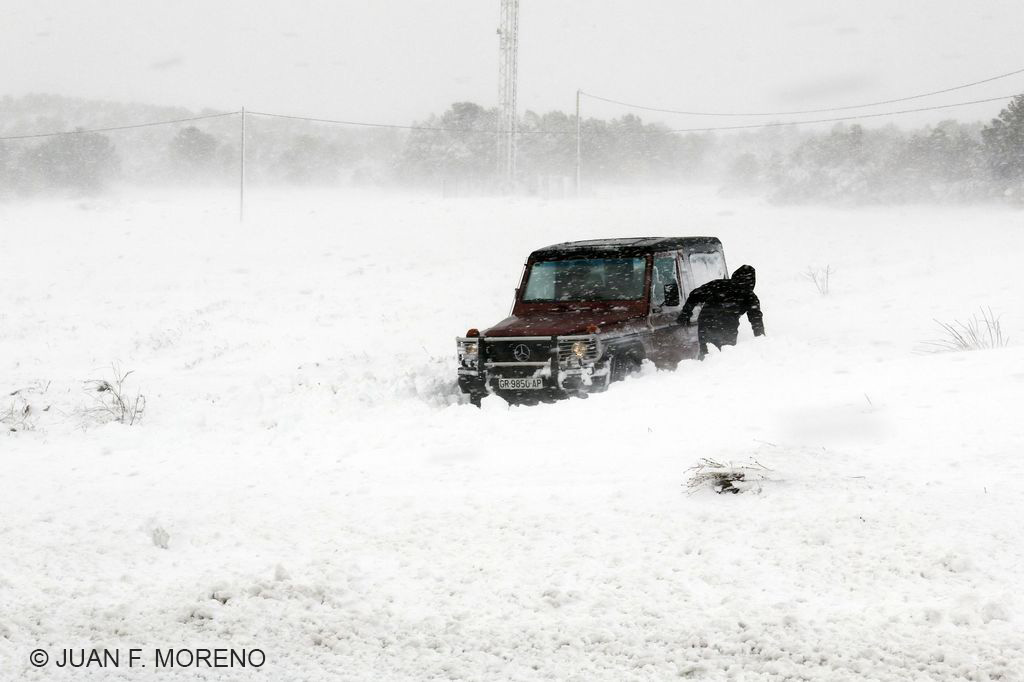 Un vehiculo todoterreno se encuentra bloqueado durante la fuerte nevada que afectó a varias zonas de las comarcas del Altiplano y del Noroeste de la Región de Murcia, Fotografía de Juan Fco. Moreno