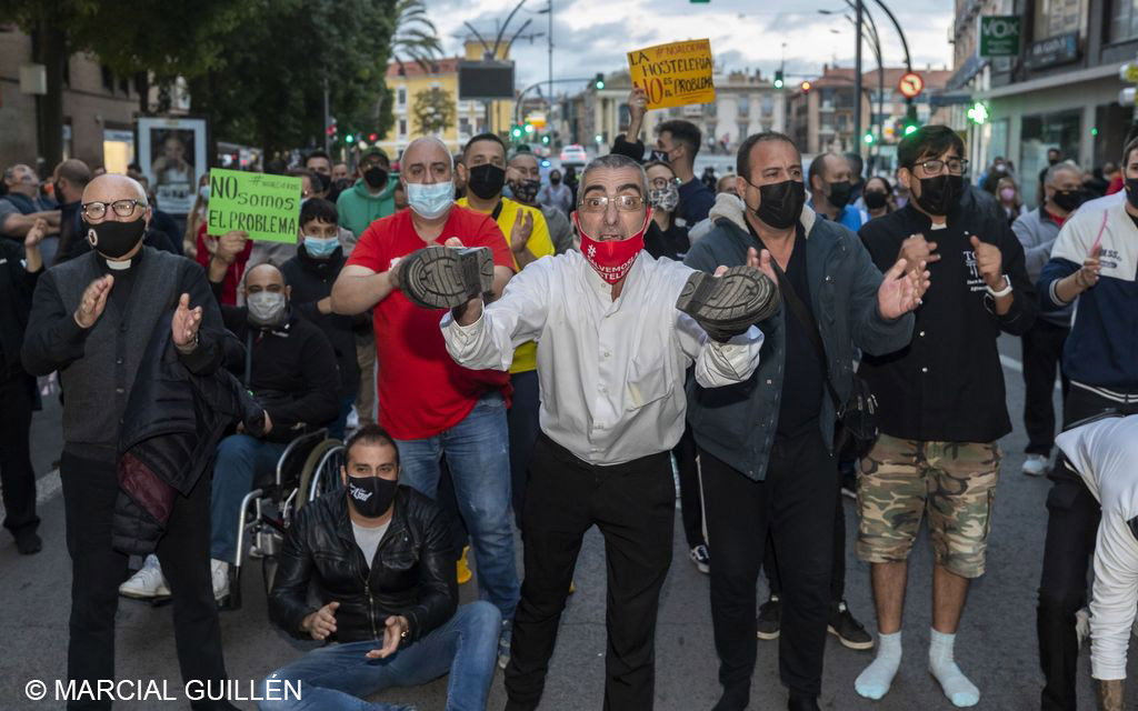 Protesta de hosteleros de la Región de Murcia protestan por la decisión del gobierno murciano de cerrar los bares y restaurantes por el Covid, fotografía de Marcial Guillén