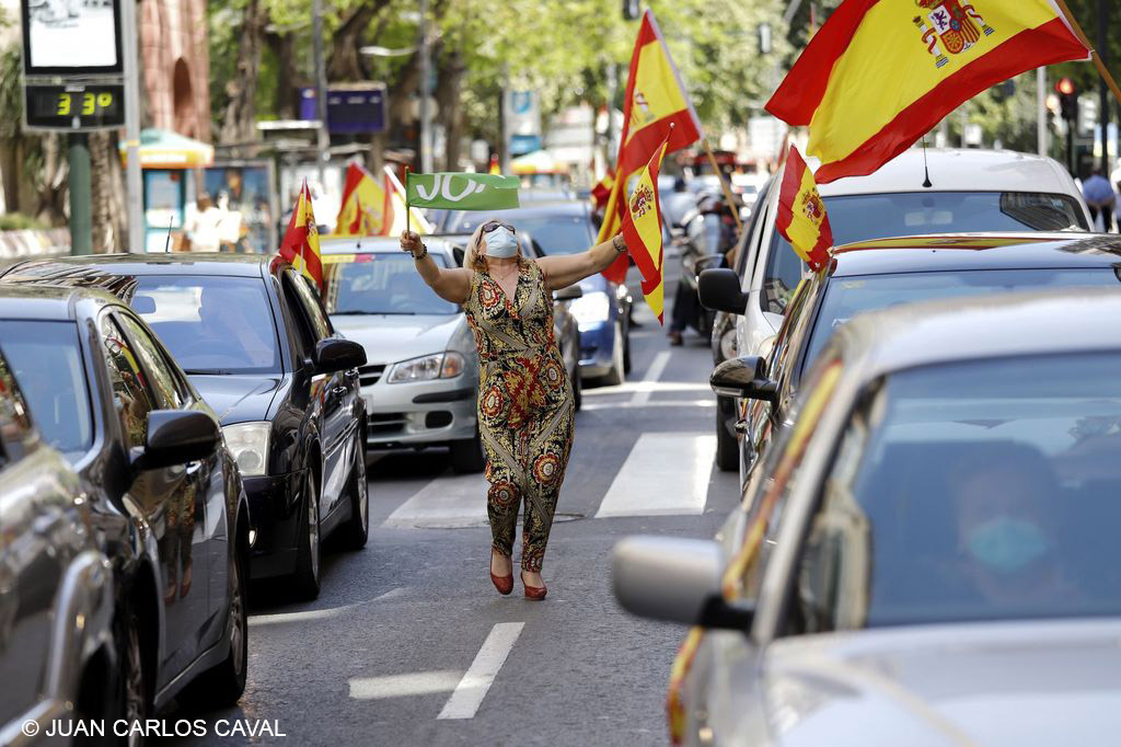 Protesta organizada por Vox contra el Gobierno con los participantes dentro de sus vehiculos por el estado de alarma, fotografía de Juan Carlos Caval