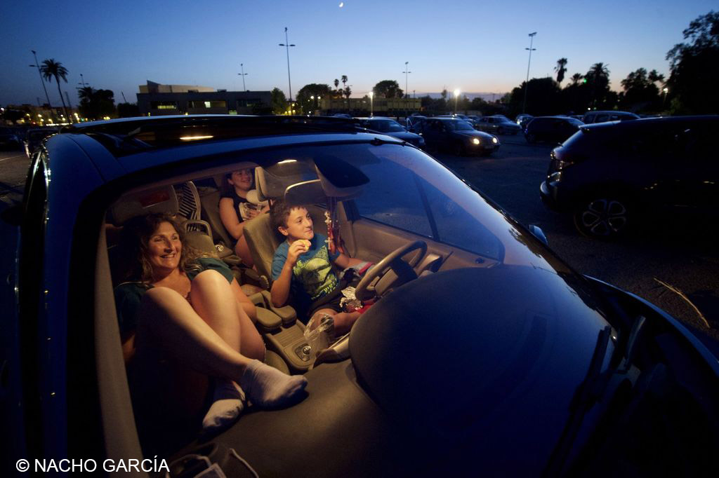 Una familia disfruta del autocine montado por el Ayuntamiento, dentro de su vehículo siguiendo pos protocolos Covid, fotografía de Nacho García