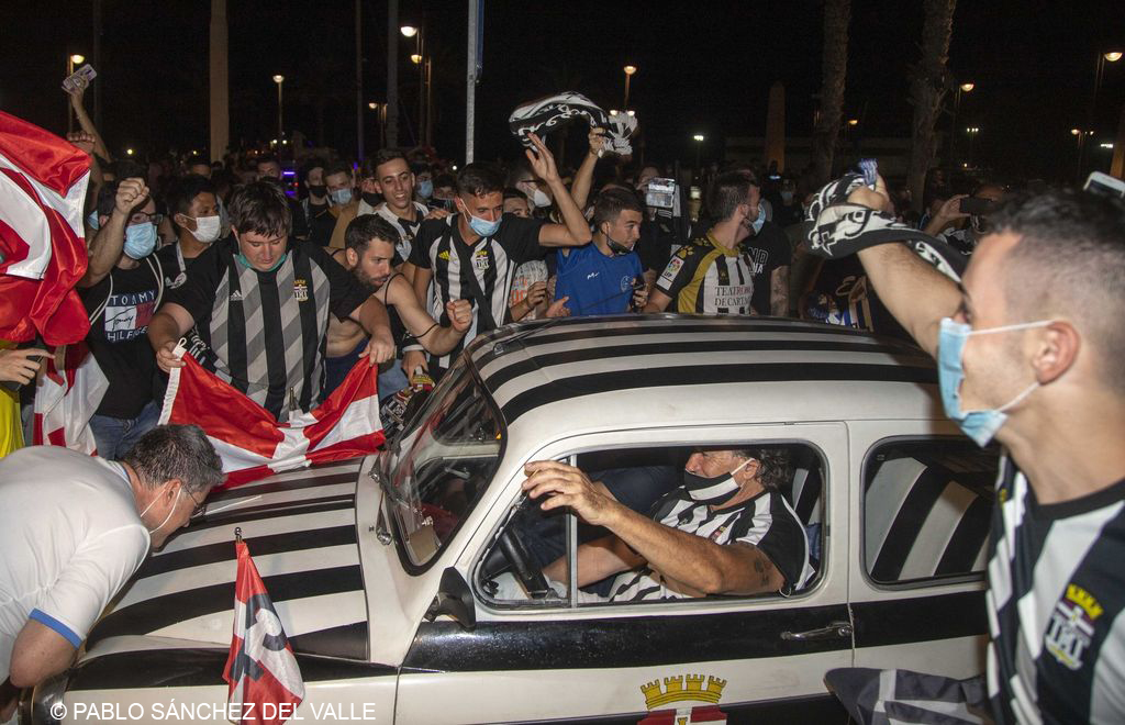 Celebración de aficionados del FC Cartagena tras el ascenso a segunda división del equipo, fotografía de Pablo Sánchez del Valle