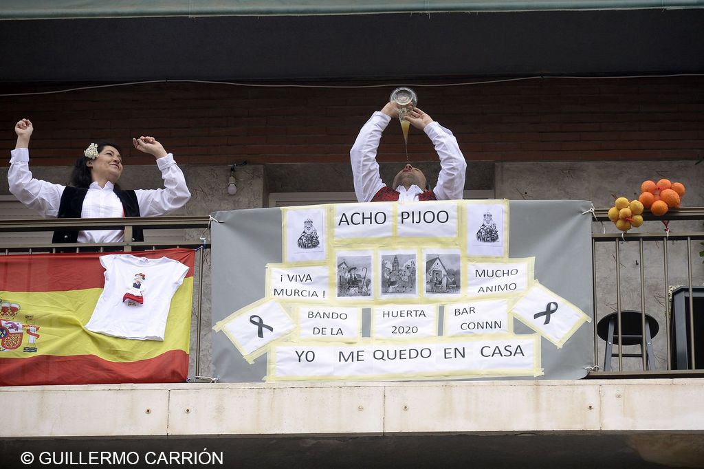 Una pareja celebra en el balcón de su casa el Bando de la Huerta, suspendido a causa de la pandemia, fotografía de Guillermo Carrión