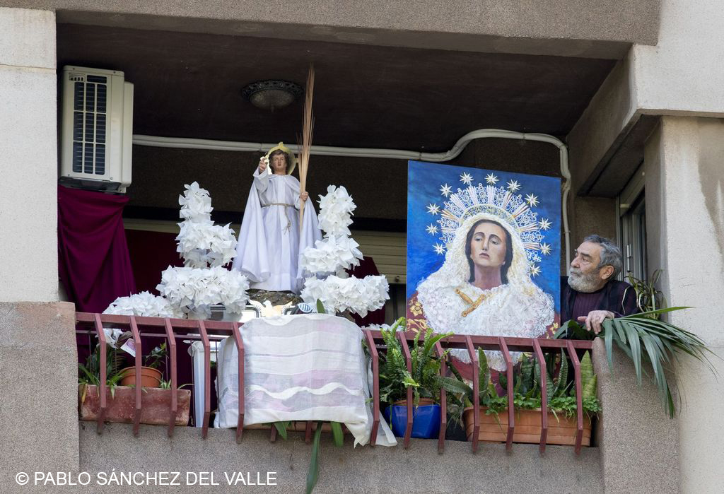 Tras la suspensión de la Semana Santa en Cartagena, Paco Alarte instaló en su balcón diariamente una imagen correspondiente a la procesión del día, fotografía de Pablo Sánchez del Valle